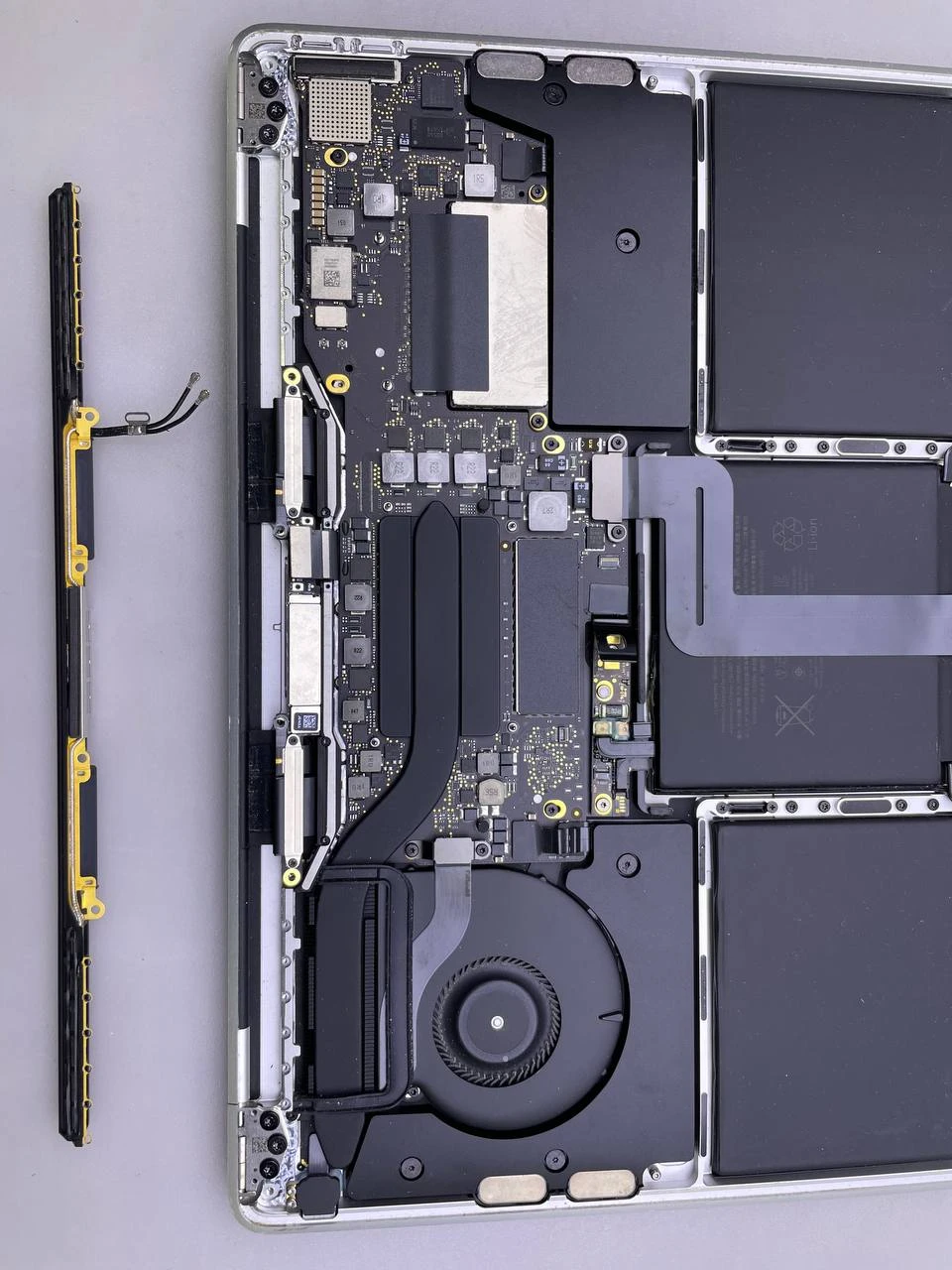 MacBook Pro 13 A1708 2017 Display Assembly Replacement - TechToro.io